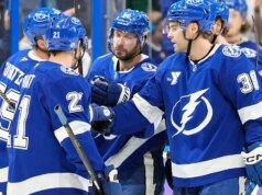 O Lightning recuperou de uma desvantagem de 2 gols para derrotar o Canucks por 4-2
