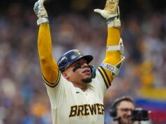 William Contreras está se tornando uma estrela da pós-temporada para os Brewers com seus lentos trotes de home run.