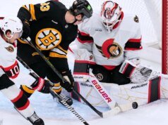 O goleiro do Senators, Linus Ullmark, deixou os Bruins após dois períodos