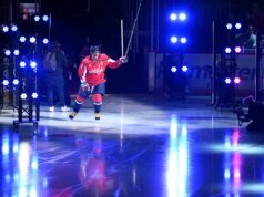 Os meninos de Ovechkin o apresentaram antes da estreia em casa de Washington e os Capitals venceram o Pittsburgh por 5-3.