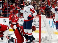 Tuch marcou duas vezes em seu primeiro jogo pelo Washington, ajudando os Capitals a vencer os Hurricanes por 5-2.
