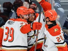 Jude Caulfield marcou seu primeiro gol na NHL para ajudar os Jets a vencer os Jets por 5-1