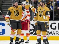 Stone marca três gols no terceiro período na vitória dos Golden Knights por 6 a 2 sobre o Flames