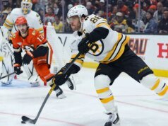 O grande terceiro período de Elias Lindholm faz com que os Bruins retornem à vitória por 4 a 2 sobre os Ducks