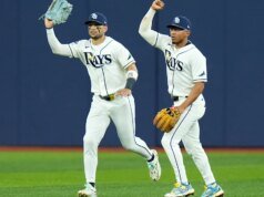 O novato dos Yankees, Spencer Jones, voa para fora da passarela no jogo 2 do ALDS no Tropicana Field