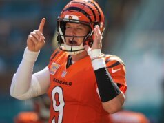 Baro lançou para 4 TDs, Battle teve um par de interceptações na vitória dos Bengals sobre os Dolphins por 31-24.
