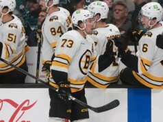 McAvoy marcou em seu primeiro jogo após suspensão para levar os Bruins à vitória por 6-3.