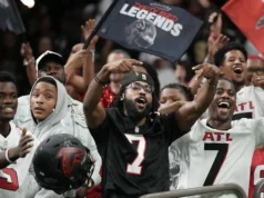 Vestiário dos Falcons comemorando vitória surpreendente sobre o rival Saints