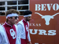 Texas e Oklahoma estavam prontos para iniciar a rivalidade de Red River. O motivo do atraso no início do jogo?