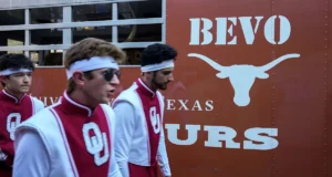Texas e Oklahoma estavam prontos para iniciar a rivalidade de Red River. O motivo do atraso no início do jogo?