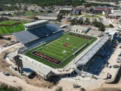 O futebol de Lake Travis está de volta em um Cavalier Stadium maior. Dê uma olhada dentro