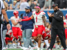 Arizona QB Noah Fifita promete vencer o Arizona State na Copa Territorial.