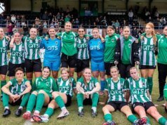 Um time de futebol adiantado após uma disputa na Copa da Inglaterra