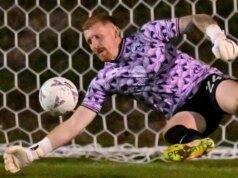 O goleiro do Truro City, Stone, assinou um novo contrato