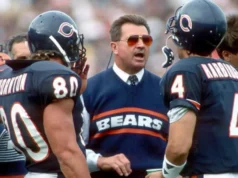 Jim Harbaugh prestou uma comovente homenagem ao ex-técnico do Bears, Mike Ditka