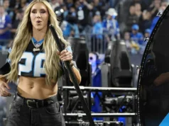 Veja Charlotte Flair da WWE animar os fãs dos Panthers antes do thriller do Lions