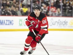 Jack Hughes dos Devils surpreendeu os Red Wings com um gol incrível no OT