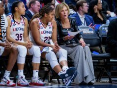 O leilão de basquete feminino da UConn oferece aos fãs um lugar no banco com os Huskies de Geno Auriema