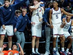 Dan Hurley, da UConn, superaquece com uma jaqueta com zíper durante a entrevista do intervalo durante a exposição em Syracuse