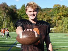 Chris Colsey, de Ridgefield, jogador de lacrosse da Carolina do Norte, é um dos melhores recebedores de futebol da cidade
