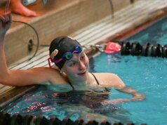 Foto: confronto entre meninas de Greenwich x Ridgefield nadando
