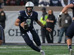 O quarterback de Yale, Dante Reno, lidera os Bulldogs na vitória sobre Dartmouth