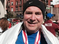 Aos 76 anos, Mark Baumann se prepara para sua 49ª Maratona de Detroit consecutiva.