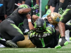 O técnico da UCLA, Bob Chesney, fala sobre o soco embaraçoso do Oregon no ferido QB Niko Imaleva