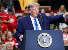 O presidente Donald Trump decidiu jogar Geórgia x Alabama com a aproximação do furacão Isaiah