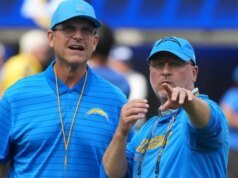 Chargers HC Jim Harbaugh responde à mensagem de 0-5 no vestiário
