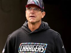 O decepcionante discurso pós-jogo de Jim Harbaugh preocupa os fãs após o início de temporada de 0-5 do Chargers