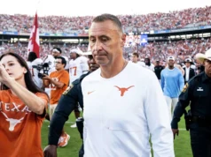 A derrota chocante do número 1 do Texas para Oklahoma deixa muitas perguntas sobre Longhorn Steve Sarkisian