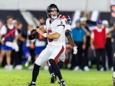 O líder de passes de todos os tempos do futebol de Washington assina com o novo time da NFL