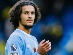 Bouddy exultante depois de vencer sua primeira partida na Premier League