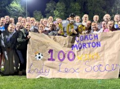 Buck Morton, de Lexington, ganhou 100 marcos como técnico de futebol feminino