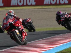 GP do Japão de MotoGP: Marc Márquez se aproxima da liderança após vencer Jorge Martin no duelo de abertura