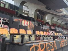 😱 Na Europa, vandalismo em estádios com pichações e danos