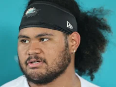Atualização sobre lesão de Jonah Savaiinaea: retorno do Dolphins OL questionável