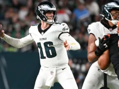 Os Eagles descobriram que Hurts estava fora quando McKee entrou no grupo durante o treino