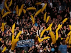 Torcedores do Man City revivem tradição bizarra de banana inflável em Anfield