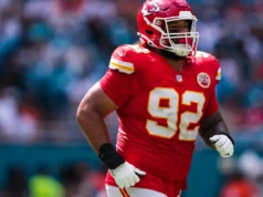 O nose tackle do Chiefs, Khiris Tonga, está jogando um ataque quase semelhante ao de Travis Hunter
