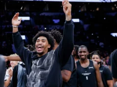 Dylan Harper no início do jogo dos Spurs contra os Hawks