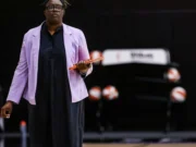 As táticas do GM das Valquírias já chocaram o mundo da WNBA. Agora está com medo de seu elenco final