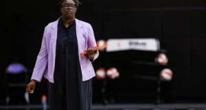 As táticas do GM das Valquírias já chocaram o mundo da WNBA. Agora está com medo de seu elenco final
