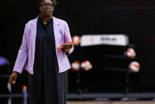 As táticas do GM das Valquírias já chocaram o mundo da WNBA. Agora está com medo de seu elenco final