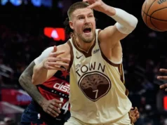 O que há com Kristaps Porzingis? Parece que nem os Warriors sabem