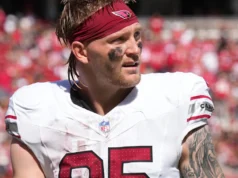O árbitro da NFL Trey McBride lida com a mensagem NSFW durante a derrota da semana 4