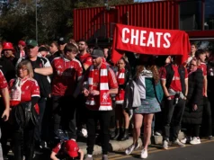 Man City foi recebido com vaias e gritos dos torcedores do Liverpool na primeira partida desde a condenação