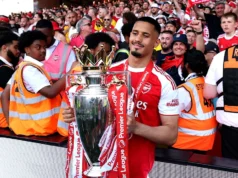 Mikel Arteta explica a omissão de William Salibar na foto do elenco do Arsenal em 2026/27