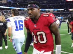 Jalon Daniels, dos Buccaneers, compartilha momento emocionante com a mãe após a primeira vitória na NFL